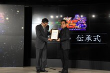 賞状を受け取る原哲夫。