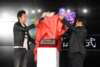 石版にかけられた赤いベールを剥がす3人。