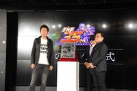 「北斗の拳」石版を囲む布袋寅泰、武論尊、原哲夫。