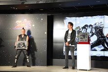 石版を運んで来たザコに笑顔を見せる布袋寅泰。