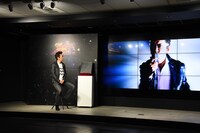 MV映像の自分を見つめる布袋寅泰。