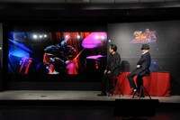 MVでドラムを叩くラオウを見つめる原哲夫、武論尊。