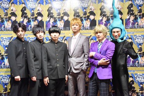 左から神室真司役の平田裕一郎、影山律役の松本岳、影山茂夫役の伊藤節生、霊幻新隆役の馬場良馬、花沢輝気役の河原田巧也、エクボ役のなだぎ武。