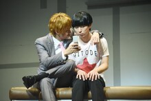 「舞台『モブサイコ100』～裏対裏～」ゲネプロより、左から馬場良馬演じる霊幻新隆、伊藤節生演じる影山茂夫。