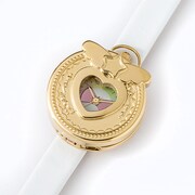 「『プリティーオールフレンズ』コラボレーション腕時計」文字盤に蓋をした状態。