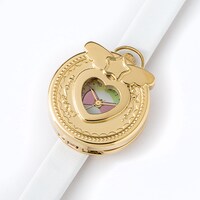 「『プリティーオールフレンズ』コラボレーション腕時計」文字盤に蓋をした状態。