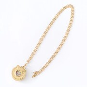 「『プリティーオールフレンズ』コラボレーション腕時計」付属のネックレスチェーン使用時。