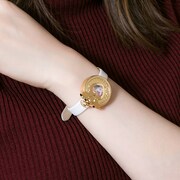 「『プリティーオールフレンズ』コラボレーション腕時計」の着用イメージ。