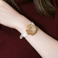 「『プリティーオールフレンズ』コラボレーション腕時計」の着用イメージ。