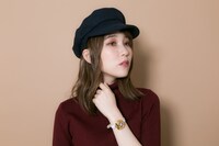 「『プリティーオールフレンズ』コラボレーション腕時計」の着用イメージ。