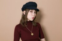 「『プリティーオールフレンズ』コラボレーション腕時計」の着用イメージ。