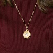 「『プリティーオールフレンズ』コラボレーション腕時計」の着用イメージ。