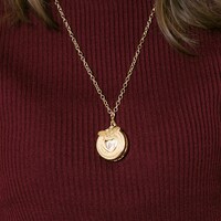 「『プリティーオールフレンズ』コラボレーション腕時計」の着用イメージ。