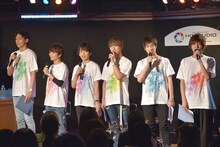 F★light（エフ★ライト）を演じるキャスト。左から豪道司役の岩永賢之丞、白鳥春月役の小林大紀、藤原ヒカル役の菊地燎、犬塚蜂矢役の滝澤諒、神崎夏向役のランズベリー・アーサー、柊北斗役の石井孝英。
