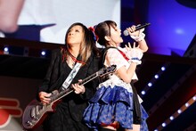 アニメオープニングテーマ「POP TEAM EPIC」を披露したGLAYのHISASHIと上坂すみれ。