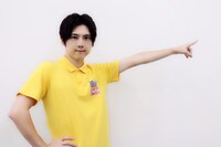 「異議あり！」ポーズを決める梶裕貴。