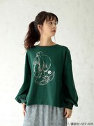 「さくらの横顔 バックリボン ビッグプルオーバー ダークグリーン」「リボンと夢の鍵のワイドパンツ」着用イメージ。