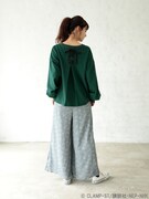 「さくらの横顔 バックリボン ビッグプルオーバー ダークグリーン」「リボンと夢の鍵のワイドパンツ」着用イメージ。