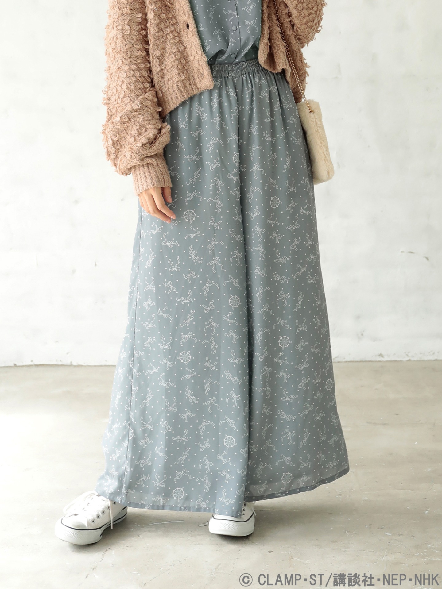 「リボンと夢の鍵のワイドパンツ」「リボンと夢の鍵のブラウス」着用イメージ。