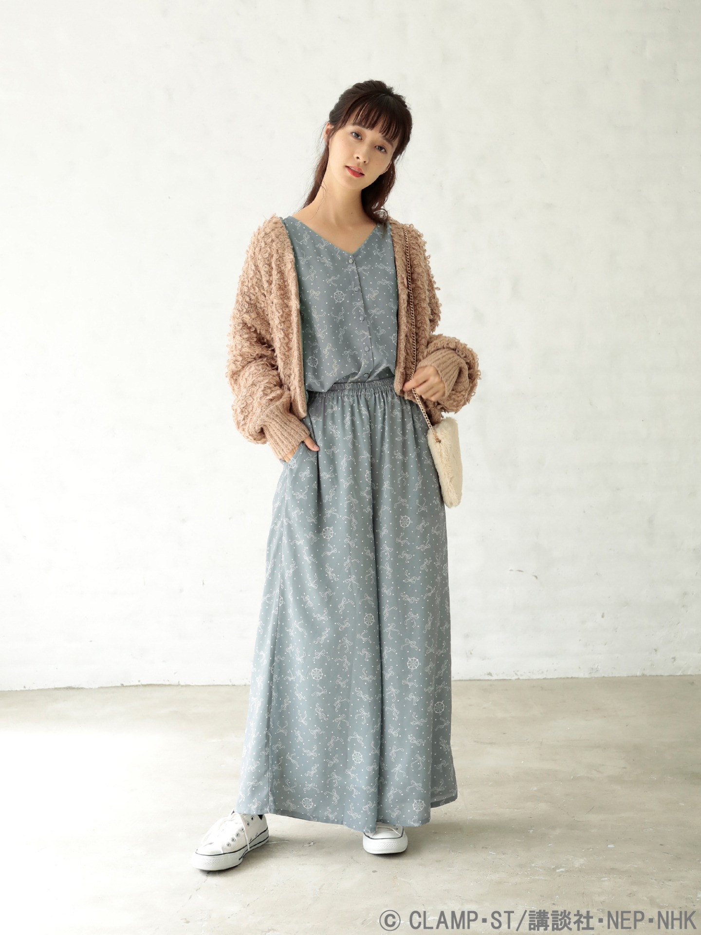 「リボンと夢の鍵のワイドパンツ」「リボンと夢の鍵のブラウス」着用イメージ。