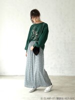 「リボンと夢の鍵のワイドパンツ」「さくらの横顔 バックリボン ビッグプルオーバー ダークグリーン」着用イメージ。