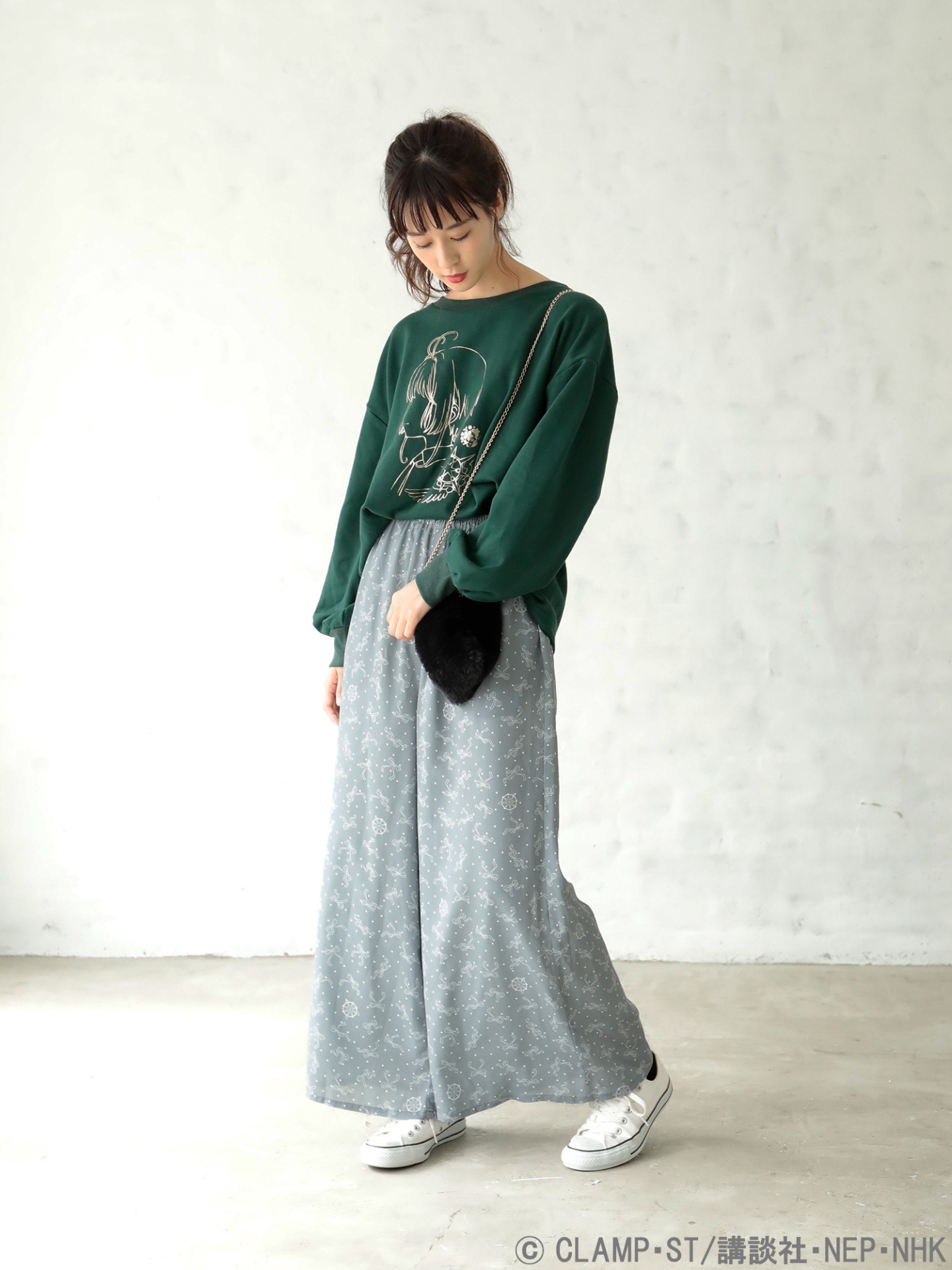 「リボンと夢の鍵のワイドパンツ」「さくらの横顔 バックリボン ビッグプルオーバー ダークグリーン」着用イメージ。