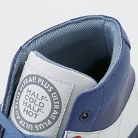 轟焦凍モデルのスニーカー。