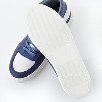 轟焦凍モデルのスニーカー。