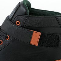 爆豪勝己モデルのスニーカー。