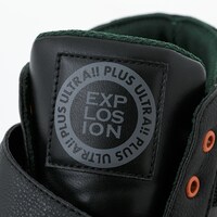 爆豪勝己モデルのスニーカー。