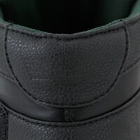 爆豪勝己モデルのスニーカー。