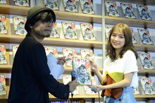 稲田浩編集長から内田理央へCOZIKI創刊号の贈呈。