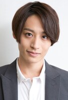 グラハム・エーカー役の前山剛久。