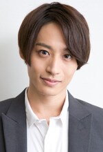 グラハム・エーカー役の前山剛久。