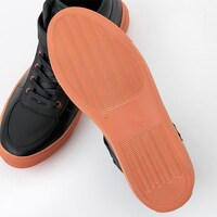 爆豪勝己モデルのスニーカー。