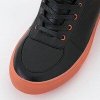 爆豪勝己モデルのスニーカー。