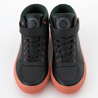 爆豪勝己モデルのスニーカー。