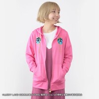 「ジョジョの奇妙な冒険 黄金の風パーカー」着用例。