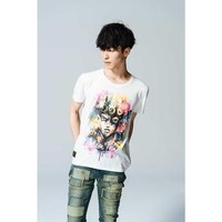 「ジョジョの奇妙な冒険 黄金の風 × glamb コラボレーションTシャツ」着用例。