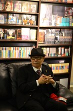 囲み取材に応じるさいとう・たかを。