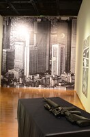 第2章「狙撃」のコーナーより、「アーマライトM16」のモデルガンを構えることができる撮影スポット。