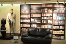 ゴルゴのフィギュアは普段、さいとう・たかをプロダクションに設置されているもの。