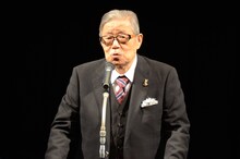 開会式で挨拶をするさいとう・たかを。