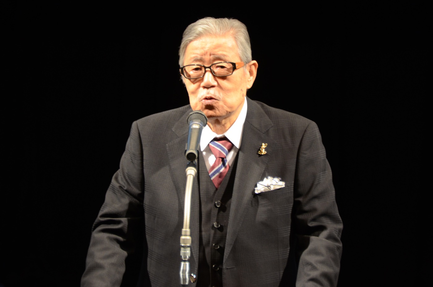 開会式で挨拶をするさいとう・たかを。
