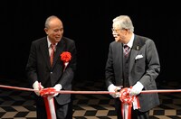 テープカットで談笑するさいとう・たかを。