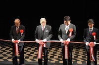 テープにハサミを入れるさいとう・たかを。