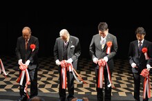 テープカットを行うさいとう・たかを。