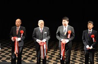 テープカットを行うさいとう・たかを。