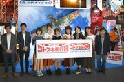 「荒野のコトブキ飛行隊」アニメ＆ゲームプロジェクト発表会フォトセッションの様子。左からバンダイナムコアーツの有澤亮哉、バンダイナムコエンターテインメントの伊藤翔平、山村響、瀬戸麻沙美、富田美憂、鈴代紗弓、仲谷明香、幸村恵理、二宮茂幸。