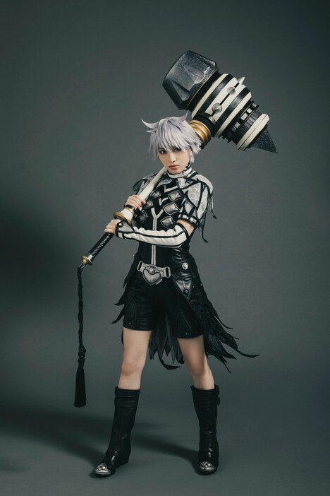 「リエゾン・ディアーヴォロ」のキャラクター・リューハのコスプレをする、主人公・林田紬。